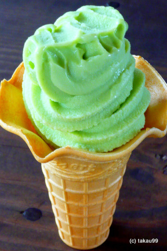 八丈島名物のアシタバソフトクリーム