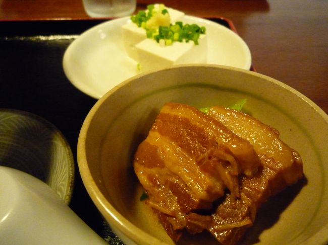 …に、サービスの角煮と島豆腐がつきます。。。<br />今日も食べ過ぎだ〜