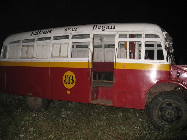 早朝、ホテルにバスが迎えに来てくれます