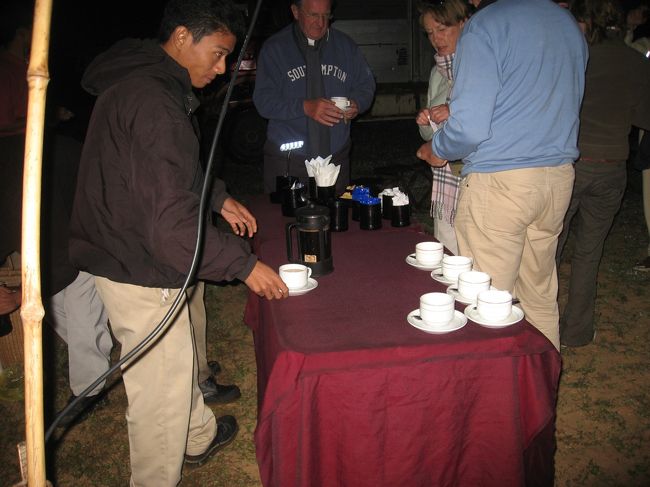 コーヒー、ビスケットなどのサービス