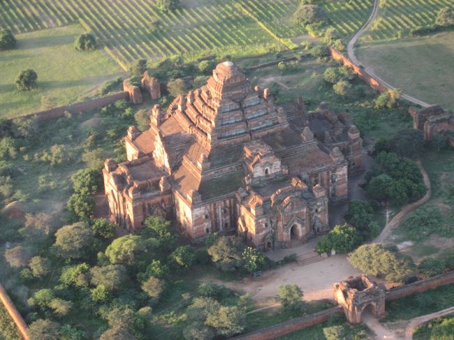 真上から見るダマヤンジー寺院