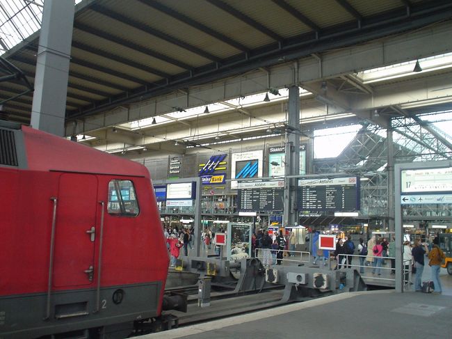 ミュンヘン中央駅の風景。<br /><br /><br />ヨーロッパって感じの風景。<br /><br /><br />日本ではあり得ない、国際列車IEもいっぱい停まってます。