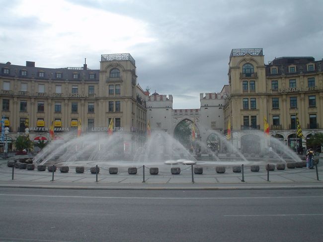 ミュンヘン市内観光。<br /><br /><br />この写真、カールスプラッツだった様な。