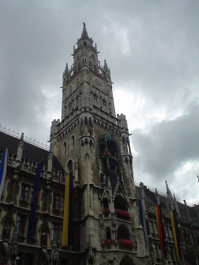 ミュンヘン市庁舎。<br /><br /><br />こんなキレイな建物。<br /><br /><br />市役所ですよ。<br /><br /><br />日本でこんなモン作ったら、マスコミの餌食ですね。