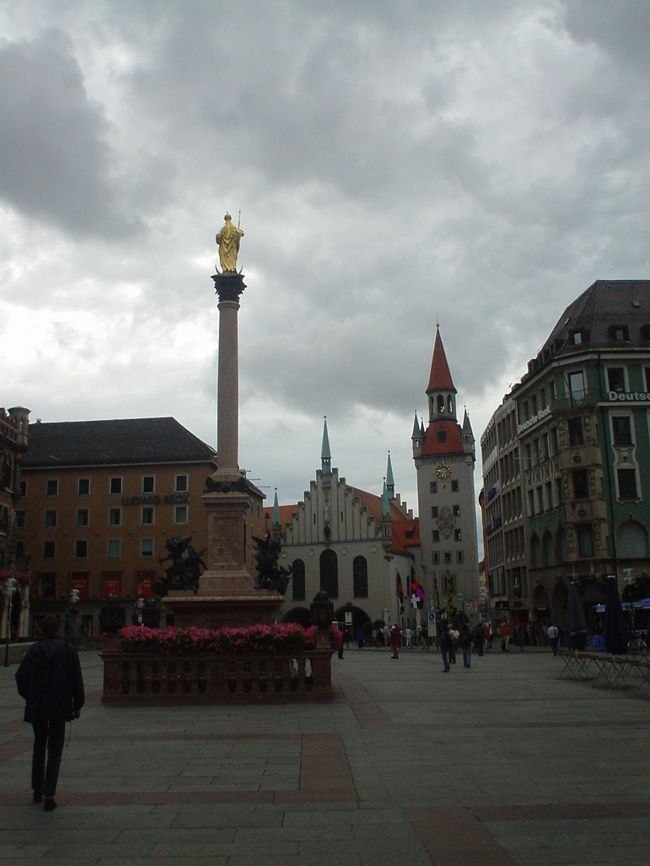 市庁舎前の広場ですね。<br /><br /><br />天気が良くなかったのが残念。