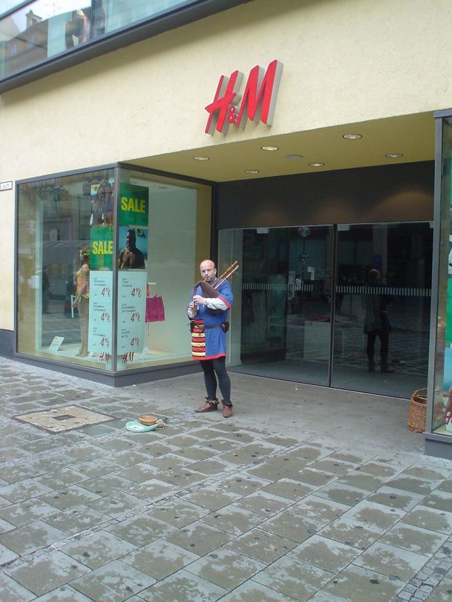 H&amp;M前でバグパイプ演奏者。<br /><br /><br />アイリッシュパンクが好きな僕は<br /><br /><br />興味津々。