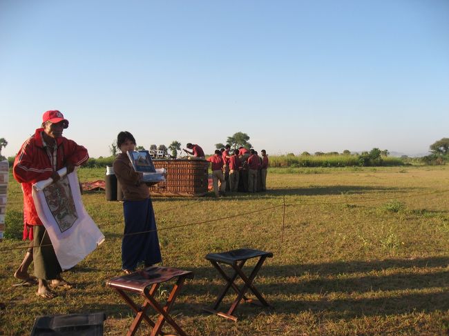 着陸地点にも土産物売りの子供たちが・・・