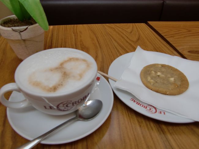 駅までタクシーで。<br />次の目的地Bad Hersfeldまで<br />１回の乗換えで済むけど、時間が<br />かかるフランクフルト経由か、<br />乗り換え２回で２つのＩＣＥを<br />乗り継いで早く着くルート<br />にするか悩んだけど<br />駅でゆっくりお茶するため、<br />ＩＣＥを選択。<br /><br /><br />