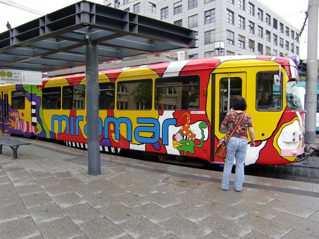 まぁかわいい市電・・・。<br />でも観光するほど、時間ないしね。