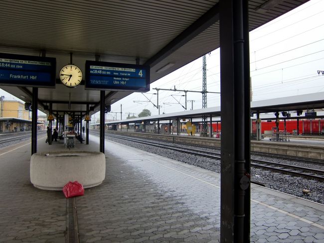 やっとの思いで、Bad　Hersfeldに<br />到着です・・・。<br /><br />駅からタクシーでホテルへ向かいますが、<br />去年同様、駅前に１台待ってるのみ。<br />急いで、乗ろうとすると<br />もう一人あとから・・。<br />でも、どうやら同じホテルらしいので<br />同乗することに。<br />おなじく「WEST　SIDE　STORY」<br />観る人らしい。<br />タクシー代はその人の会社が、<br />出してくれるらしいので、おごってもらう。<br /><br /><br />