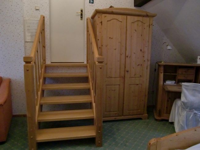 ドアを開けるといきなりこの階段<br />なので、気をつけねばですが。