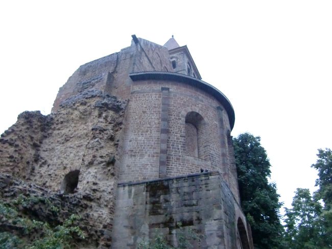 夜９時開演まで、ばたばたと<br />シャワーを浴びて、寒さに備え<br />厚着をして劇場に。<br />結構降ってます。<br />