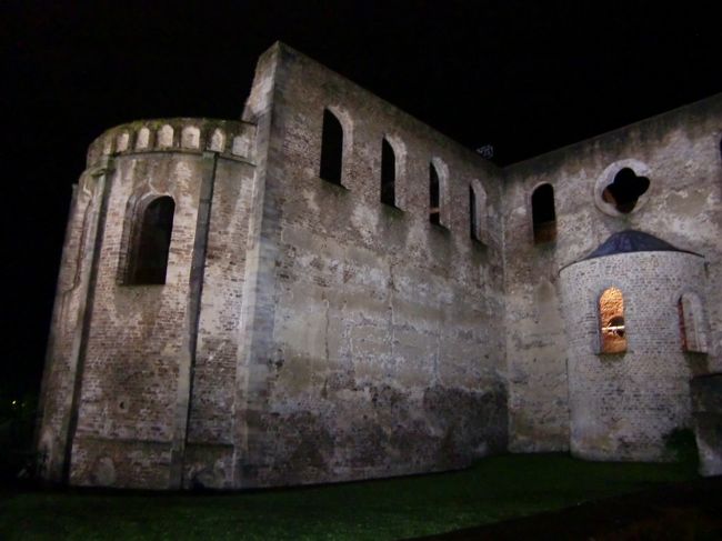 客席には屋根があるものの、<br />舞台にはありません。<br />なので、役者さんたちは<br />ずぶぬれになりながら、<br />最後までがんばってくれました。<br />若い人が多いとはいえ<br />大変です。<br /><br />終わった頃、雨がやむ・・・。<br />