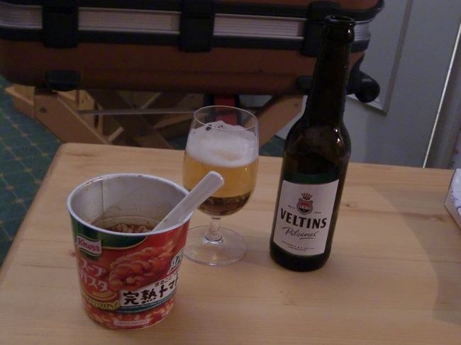 せっかく、ロマンティックなホテルに<br />泊まっているのに、<br />電車が遅れたため、開演前に<br />ディナーができず、一応１１時に<br />レストランの予約をしていたものの、<br />ホテルに帰りついたのが、<br />１２時１０分前。<br />あきらめて、持参のスープパスタで夕食。<br /><br />ミニバーのビール、はフリーでした。<br />