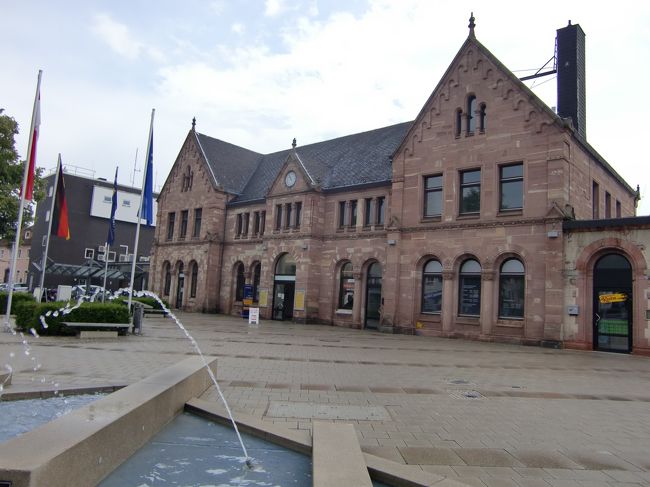 で、タクシーで駅まで。<br />また、駅前でタクシー不足らしく、<br />わたしが降りた車に群がる人々(^^;;。<br />