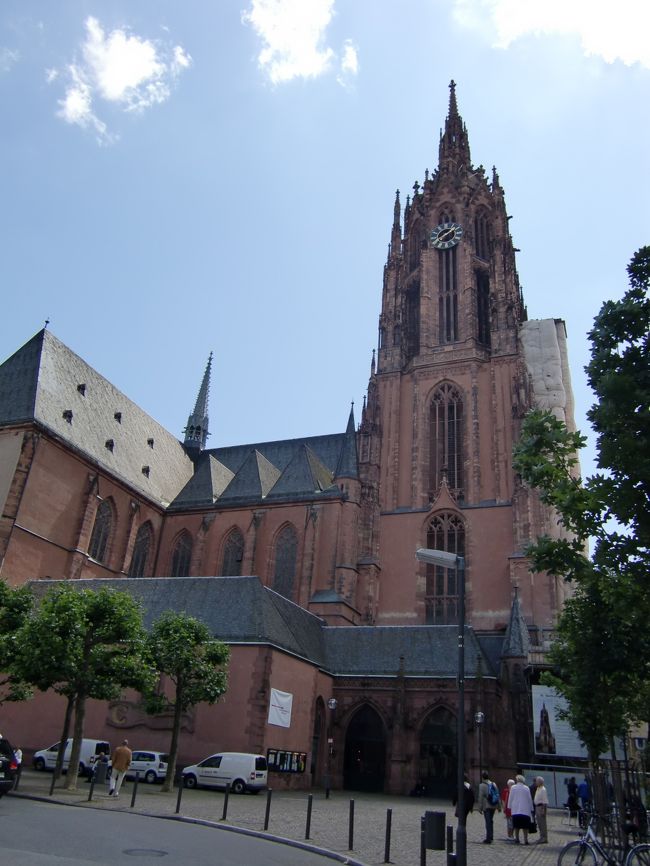 またしても、電車が遅れたものの、<br />フランクフルトまでは、近いので<br />楽です。<br /><br /><br />早速、ランチをしようと店を<br />探しますが、相変わらず(^^;;、<br />迷い、とりあえず大聖堂<br />目指す。<br /><br />
