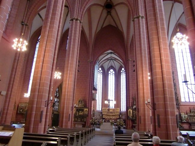 中で、ガイドブックを<br />チェックし、<br />ランチ場所を探します。<br />