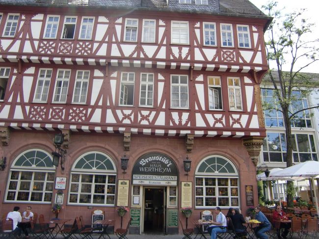 でもって、<br />レーマー広場そばのHaus　WERTHEIMへ。