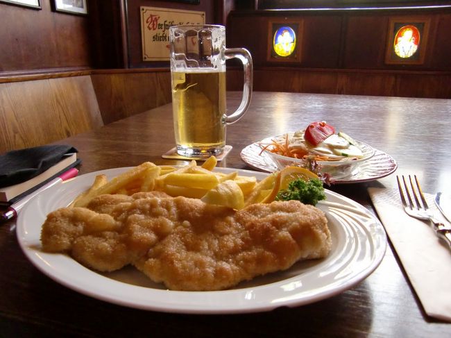 ポークのシュニッツェルと、Pils。<br /><br />ウィーンのより、ドイツのシュニッツェルの<br />ほうが好き。<br />ポテトまで残さずいただく。<br />