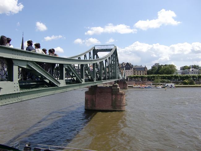 アイゼルナー橋を渡ります。