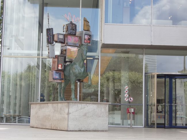 美術館通りへ。