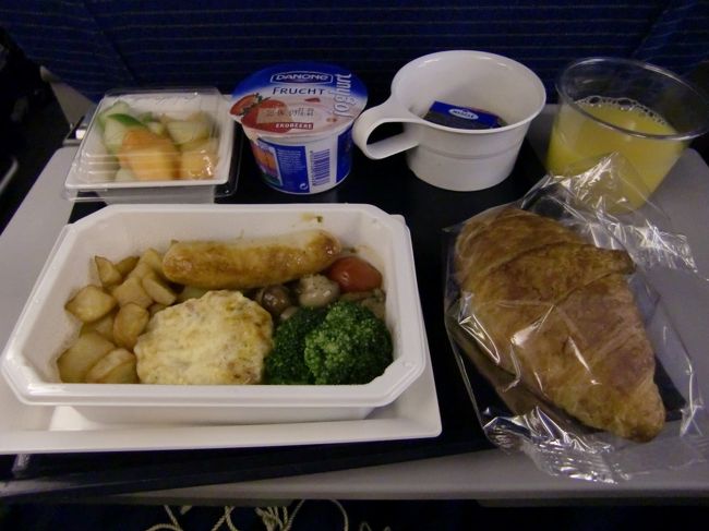 ２回目の食事も同じメニュー。<br />来年も同じかな？<br /><br />少なくとも、パンはクロワッサン<br />やめてください。。