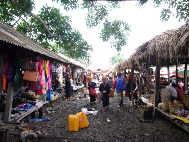 インレー湖よりサンカ湖へ向かう途中、<br />少数民族の「パオ族」が多く住むMawbe 市場へ 立ち寄る。 <br />舗装道などなく、昨日の朝大雨が降ったとのことで、 <br />道はぬかるにぬかっていた。 