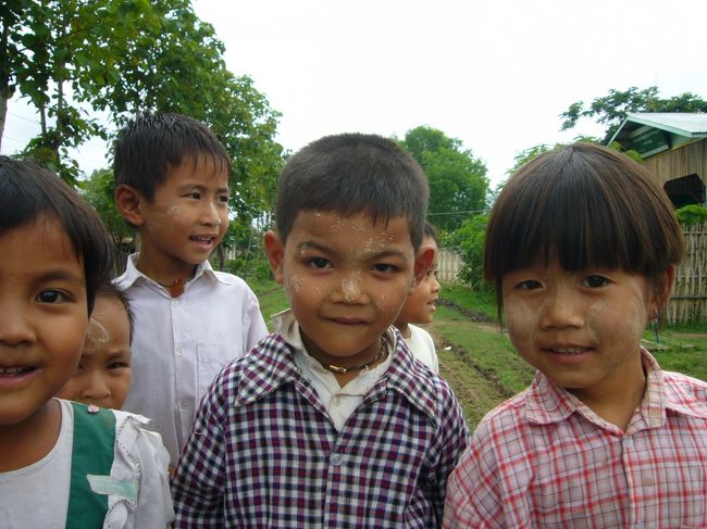 サンカ村、学校の前。<br />「ミンガラーバ」(こんにちは) って、カメラを向けたら、 <br />子供たちに取り囲まれてしまった。<br />屈託のない子供たちの笑顔は、この国どこへ行っても<br />とってもステキだ。 <br />