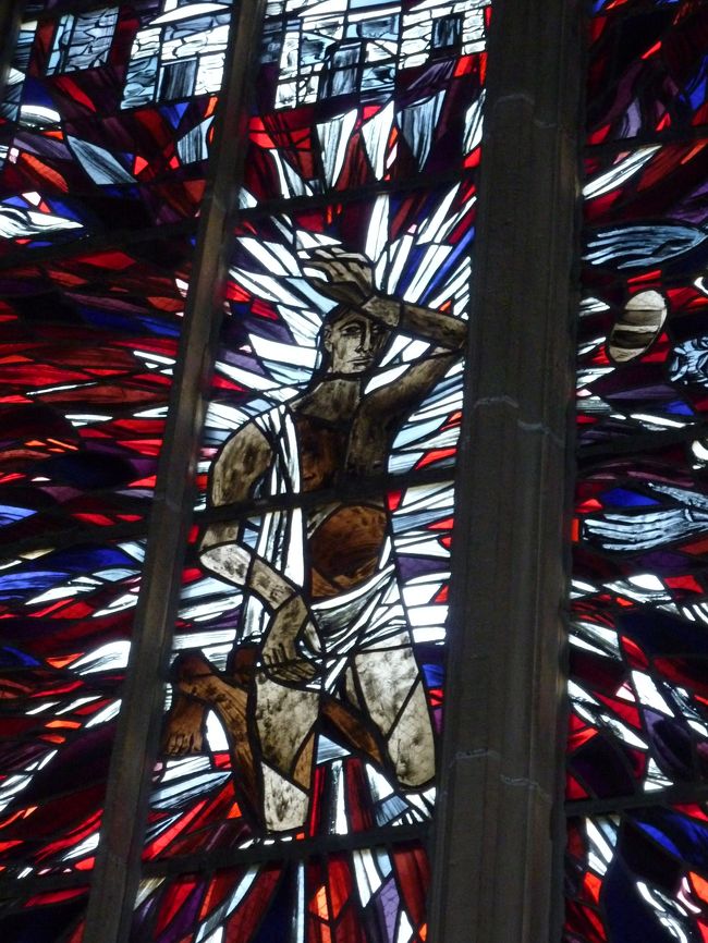 この包帯姿の男性は<br />誰なのでしょうか？<br />初めはキリスト？と<br />思ったのですが・・・<br />後でよく考えてみると<br />違うような気が・・・<br />町の英雄かな？<br /><br /><br />