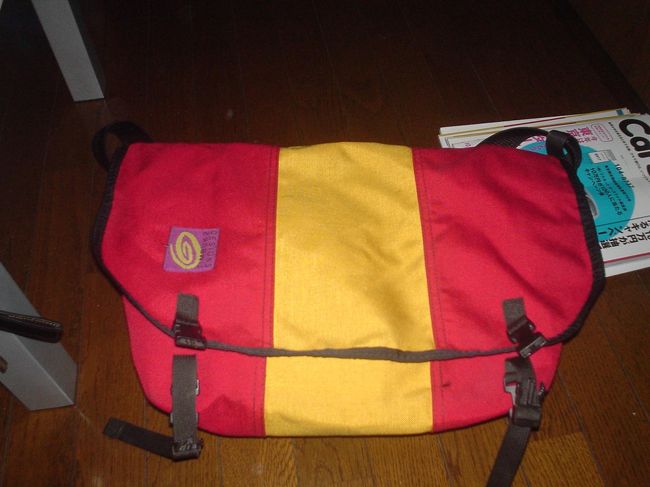 このカバンに<br /><br />パスポート<br />デジカメ<br />地球の歩き方<br />下着<br /><br />を入れて<br /><br /><br />成田へ