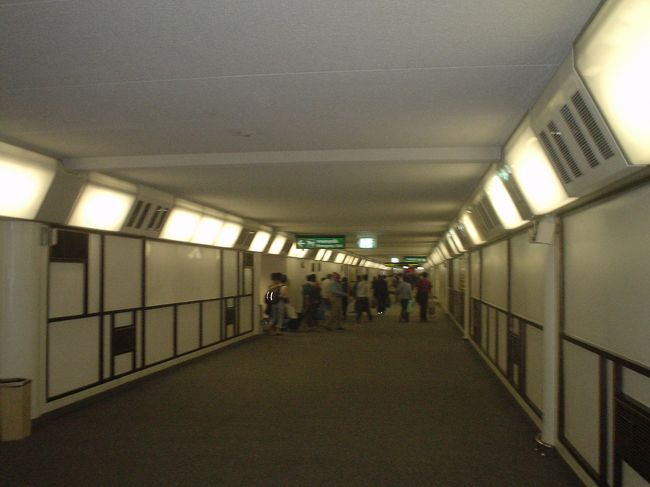 バンコクのドムアンに到着。<br /><br /><br />ムシムシしますね。<br /><br /><br />そしてエスニック料理屋さんの臭い。