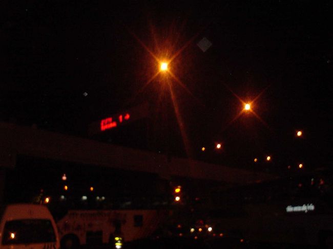 ドムアンからホテルへ。<br /><br /><br />初の東南アジア。<br /><br /><br />夜の暗さにびっくり。<br /><br /><br />東京は電気使い過ぎです。