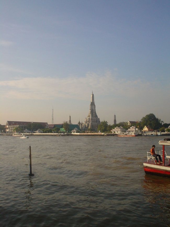 2日目はツアーの市内観光。<br /><br /><br />自由が大好きな大学生にとっては窮屈で凄く嫌な時間だった。<br /><br /><br />まずは、ワットアルンへ<br /><br /><br />きったねぇ。チャオプラヤー川を船で渡ります。