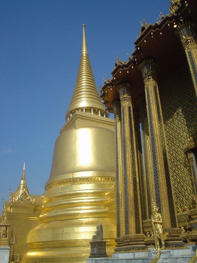 次はワット・プラケオへ<br /><br /><br />確かに金が多くて感動しましたが、<br /><br /><br />現代の日本でしたら、税金の無駄遣いです。