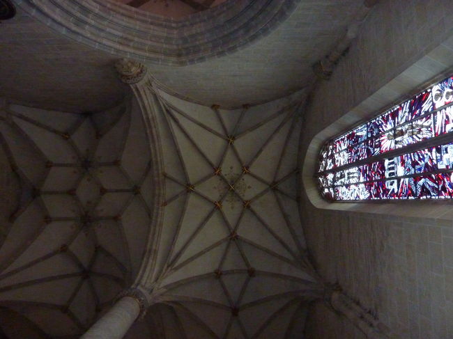 幾何学模様の高い天井。