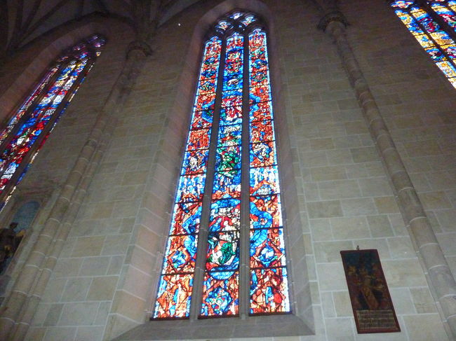 宝石みたいに輝いています。<br />ステンドグラスとしての<br />貫禄がありますね。