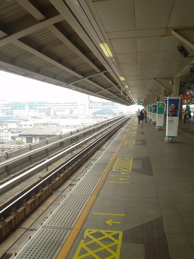 午後からは自由行動。<br /><br /><br />友人とふと。<br /><br /><br />服ないし、着替えてないから<br /><br /><br />「臭くない？？」<br /><br /><br />「タイって思ったより暑くない？？」