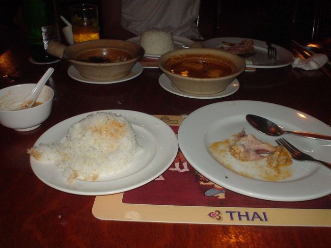 夕飯は外国人向けのタイ料理レストランへ。<br /><br /><br />安いし旨かった。