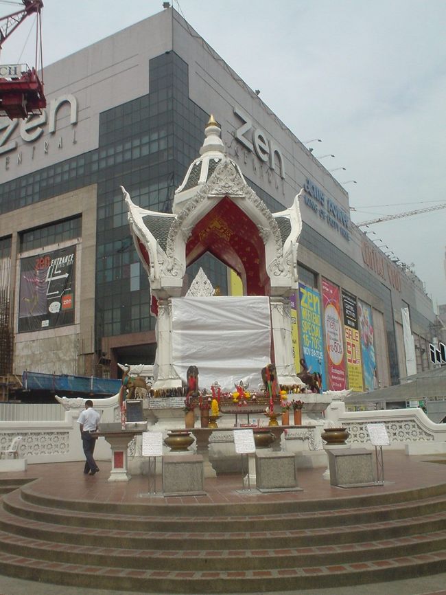 3日目。<br /><br /><br />お土産を買おうと<br /><br /><br />ISETANバンコクへ。