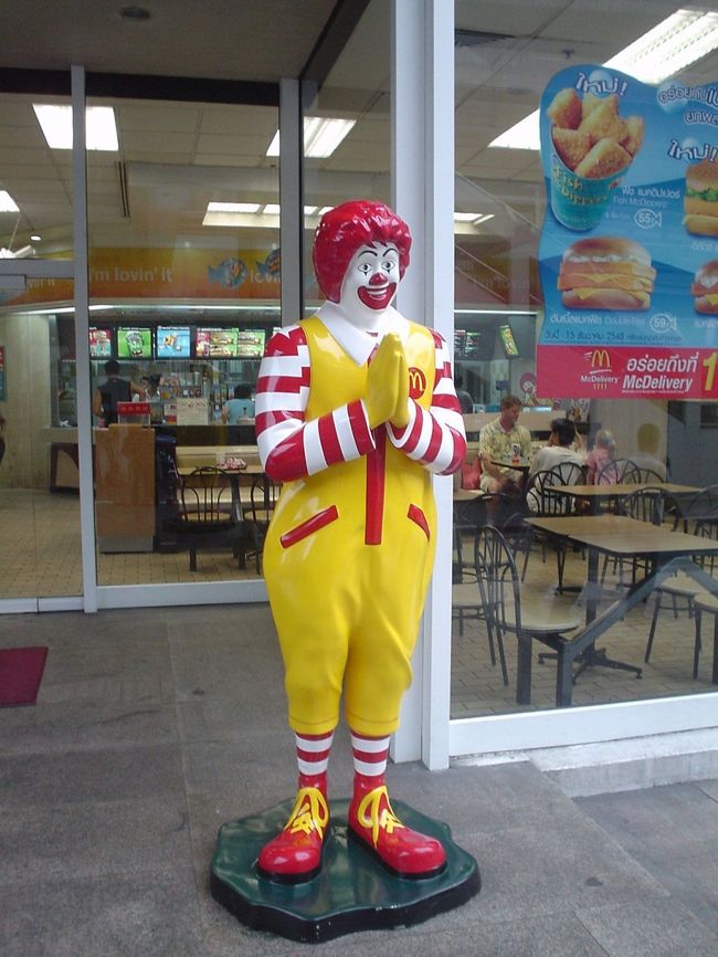 お昼はタイマックへ。<br /><br /><br />彼は仏教徒だったんですね。