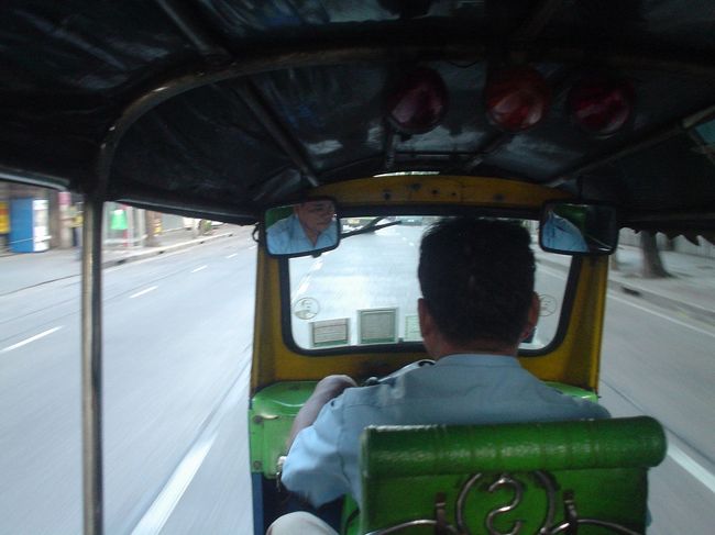 4日目はアユタヤ観光。<br /><br /><br />まずはトゥクトゥクでホアランポーンへ。<br /><br /><br />やる気の無さそうな駅名。。