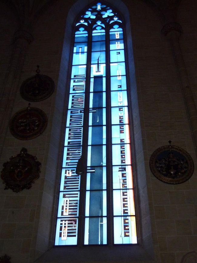 ステンドグラスの青。<br />癒される思いがします。<br />宗教色のない<br />デザインが面白い。