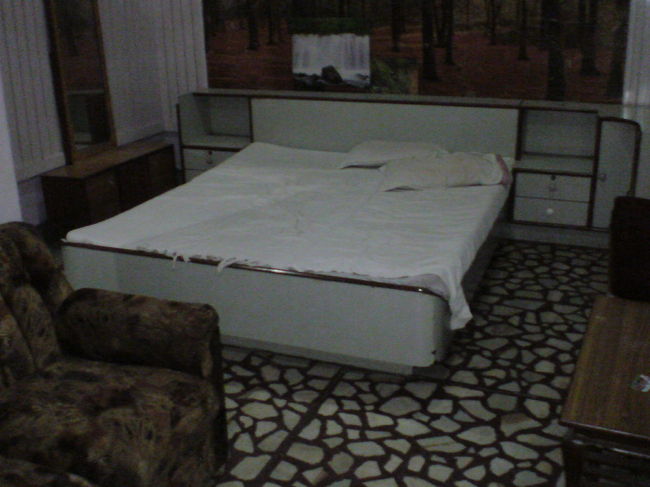 1泊した宿。<br />かび臭さと薄暗さ、ロビーの横にある場所の悪さにて、次の日出て行くことを余儀なくされた。<br />私の体調も悪くなる事しか思い浮かばない。