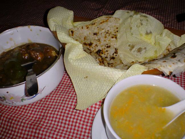 私はスープだけ。<br />どうにも食が進まない。