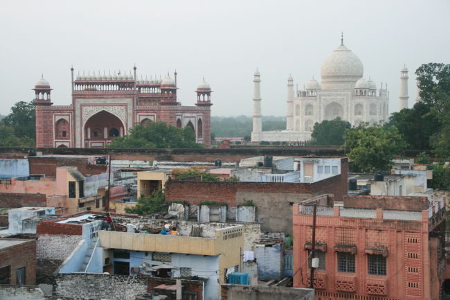 ホテルの屋上から眺めるタージマハル。<br />ここからでも私を魅了してならない。<br />早く近くに行きたい。<br />しかし今日も行けそうにない。