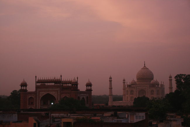 pm10：30過ぎ。<br /><br />タージがゆっくりと沈んでいく。<br /><br />明日こそは近くに行きたい。