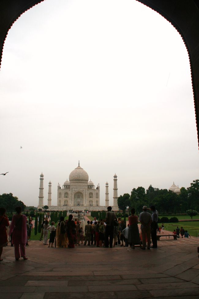 いざ門をくぐる。<br />インド人に比べて異様に高い入場料も一瞬に記憶からフッ飛んだ。