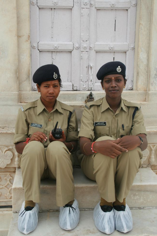 警備しています。<br />私に近づいてきたので　私何かした！！？<br />と　むちゃくちゃ焦っていたら、私の着ていたサリーが大興奮の為乱れていたらしく、右のお姉さんが直してくれたのです。