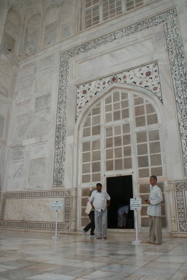 内部は撮影禁止です。<br />広くなく、柵の中に棺が置かれていました。<br /><br />羨ましいのかは分からないけど、<br />こんな素敵なお墓に眠れて凄いです。<br /><br />二人は一緒に眠れて幸せなのでしょうか？<br /><br />私はそう願います。<br /><br />