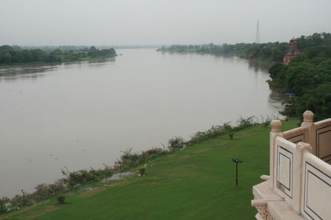 この川の向こうに自分のお墓も建てたかったんですね。大理石の橋でつなぎたかったとか。。。<br />無知な私には分かりませんが、離れ離れは寂しくないのでしょうか？一緒に眠れた方がいい気がしちゃいます。